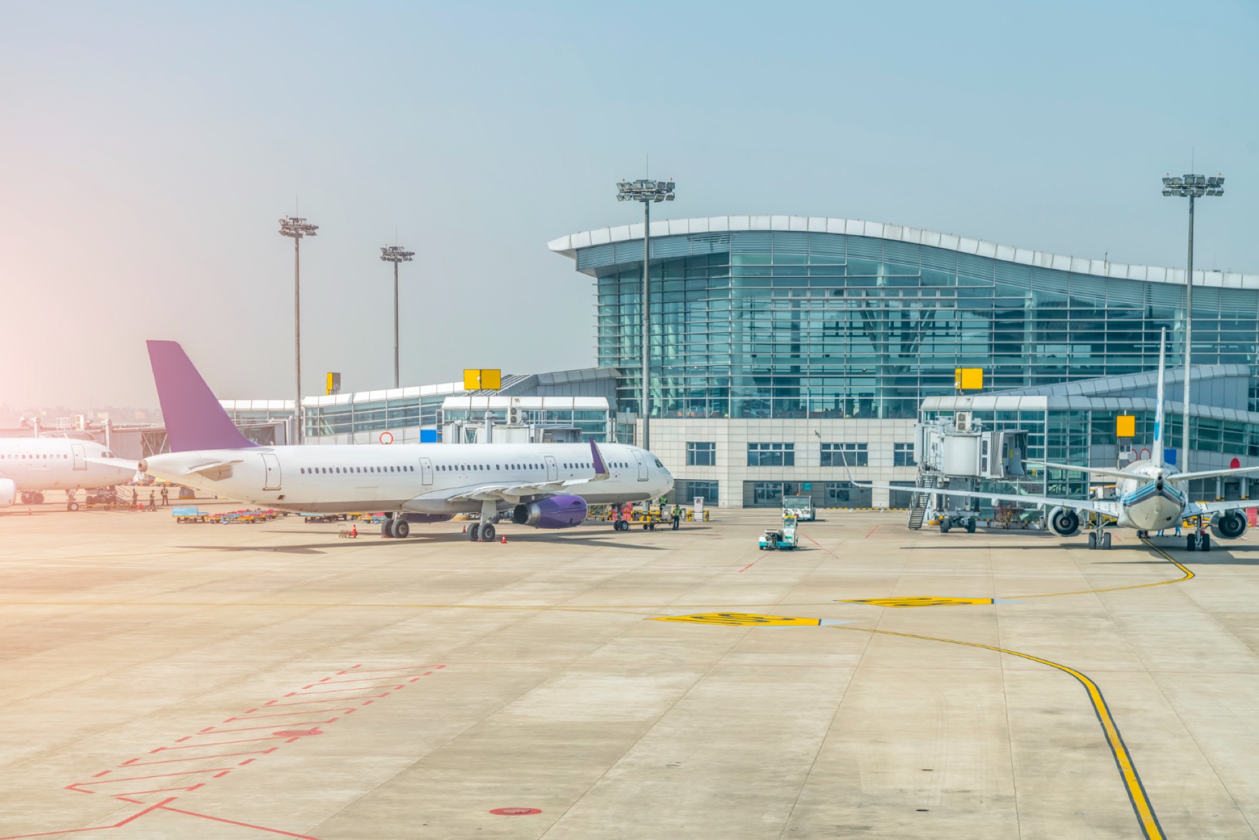 Plateforme aéroportuaire avec aéronefs en stationnement