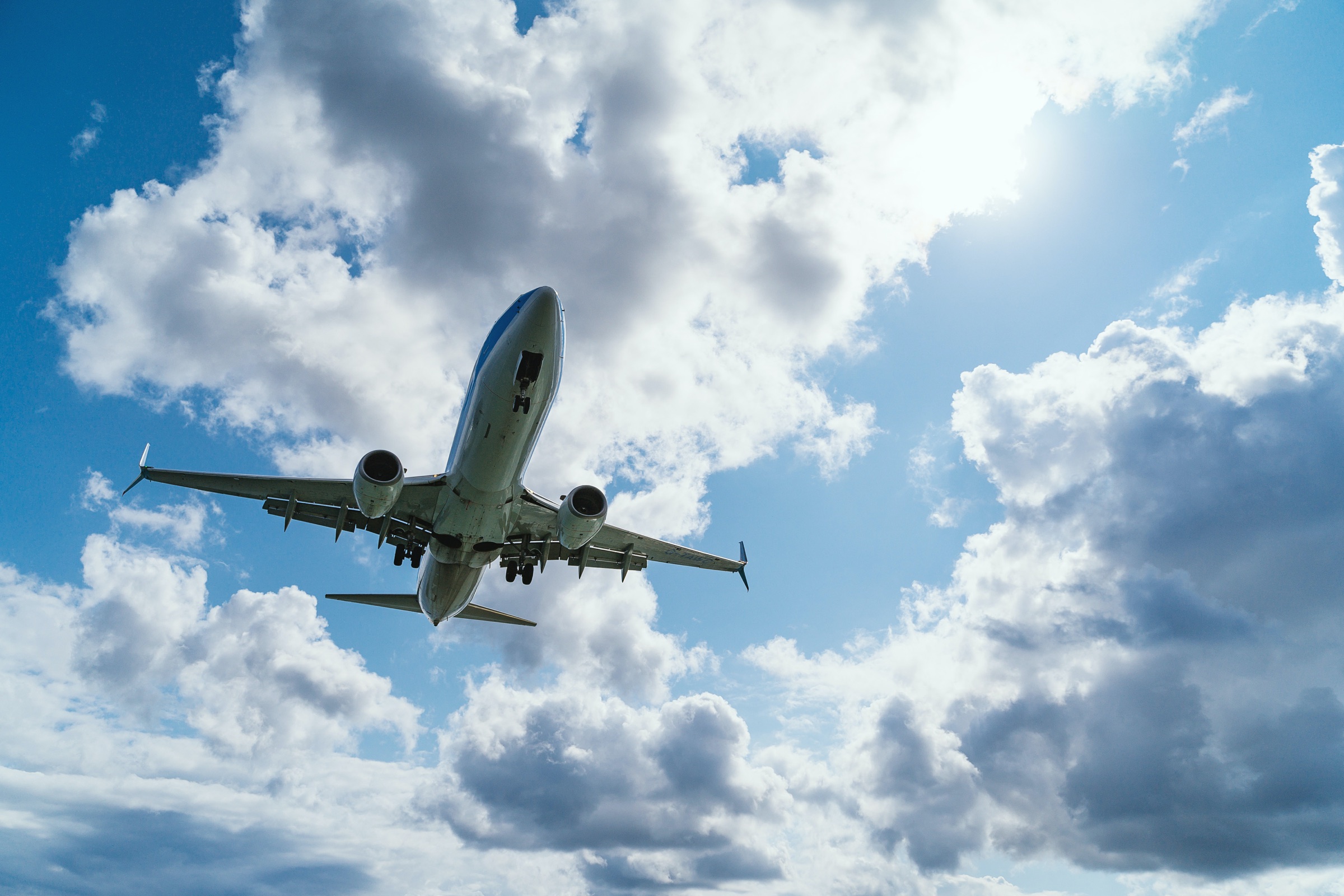 Aéronef en ascension — symbole de la formation aux métiers de l'aéronautique
