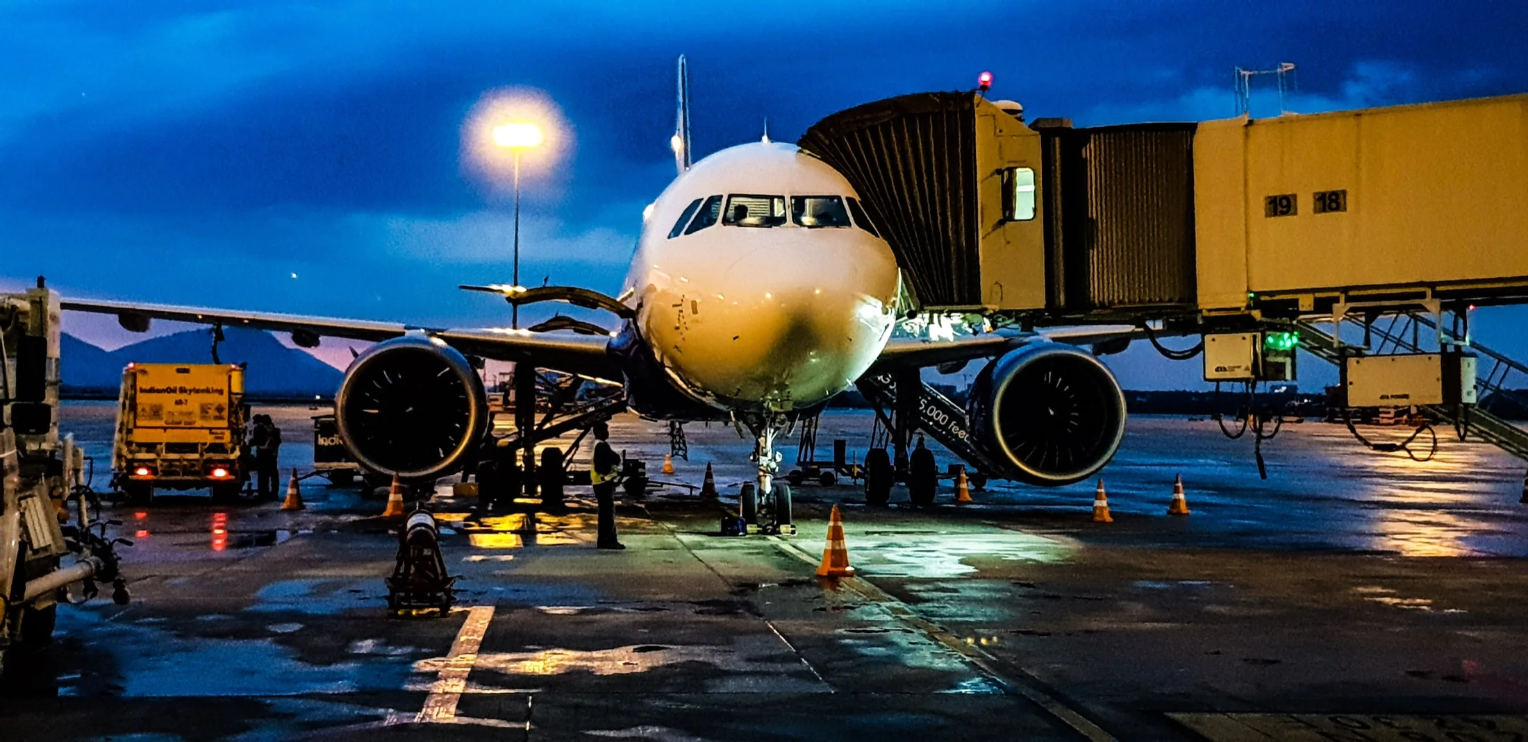 Aéronef commercial au crépuscule, en cours d'opérations d'escale et de maintenance